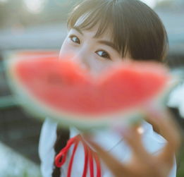 麻花辫清纯少女西瓜解暑可爱卖萌4