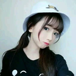 请问这两个女孩是同一个人吗