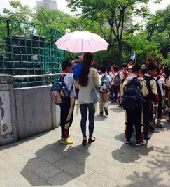 最霸气老师小学生为其打伞遮阳戴墨镜有女王范