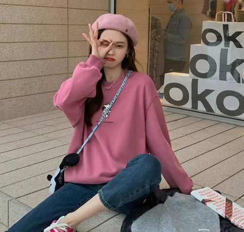 时尚女生穿搭黄浦江边拍照,龙果色卫衣搭配直筒牛仔裤粉色贝雷帽很显气质哦