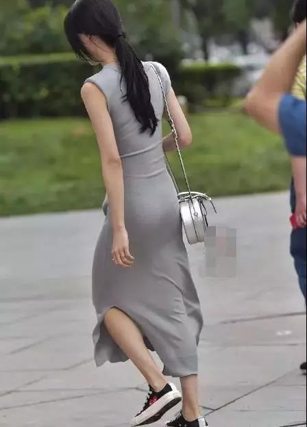 美女街拍紧身t字长裙的性感美女,迷人的背影多了几分遐想
