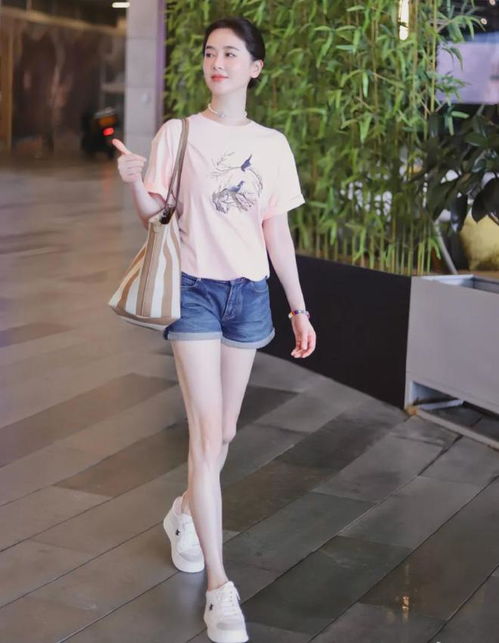 左小青科技美后大回春穿粉色t恤嫩似水蜜桃,只是有点认不出