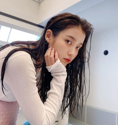 iu湿发造型曝光清新淡妆注视镜头好美好绝