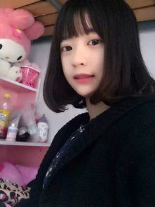 可以帮我找到同一个女生的多张照片吗我这里有一张