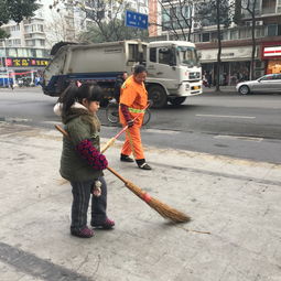 成都5岁女童帮奶奶扫街