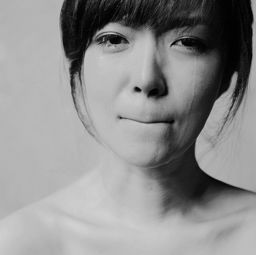 女生抿嘴哭泣黑白头像,女主角是谁