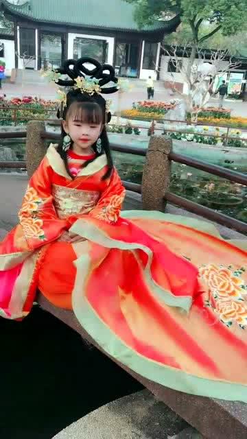 又骗我生女儿小女孩一身古风服饰真美,网友像电视剧女主幼年