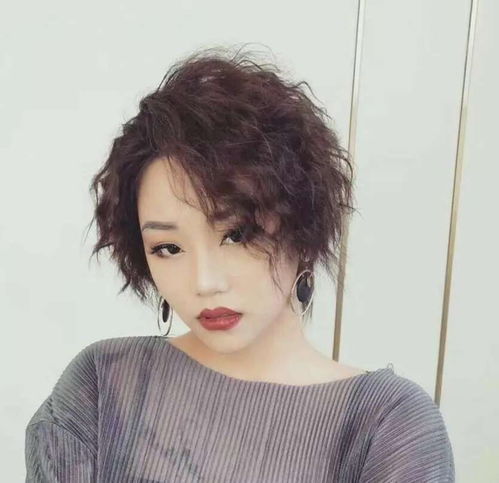 短发准备烫一下,哪些短卷发型比较好看