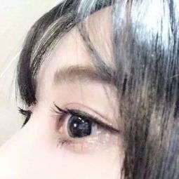 qq头像女生短头发穿白黑衣服手里拿着一杯奶昔坐在大街的石登上