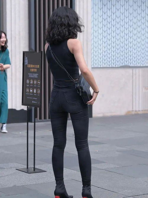 身形修长的牛仔裤美女,风格简单休闲,懒散随意