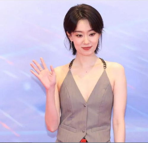 女生露肩露背头像张小斐