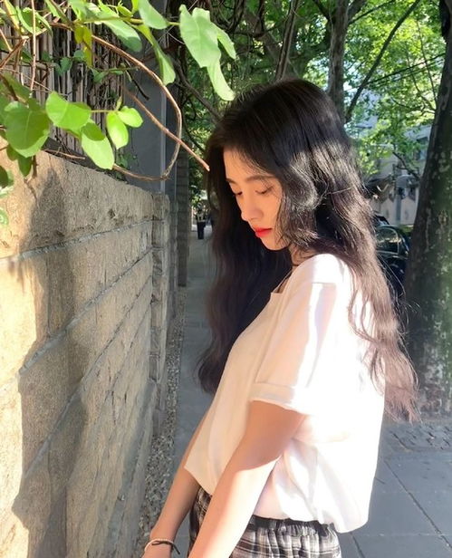 鞠婧祎穿短袖上街,将口罩挂在手臂上,没有凡尔赛就没有伤害