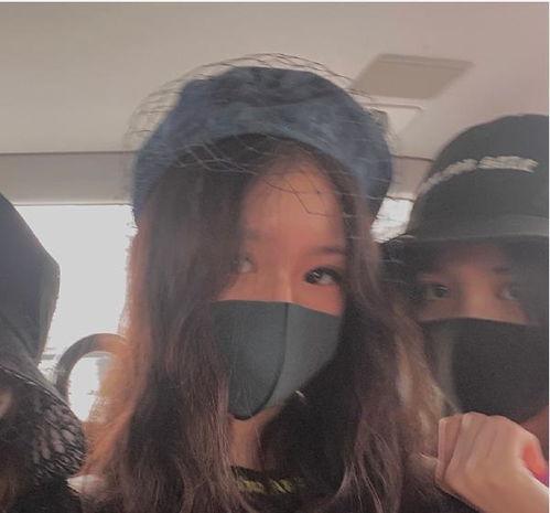 汪峰14岁女儿小苹果与网红合照,名媛范十足不输章子怡