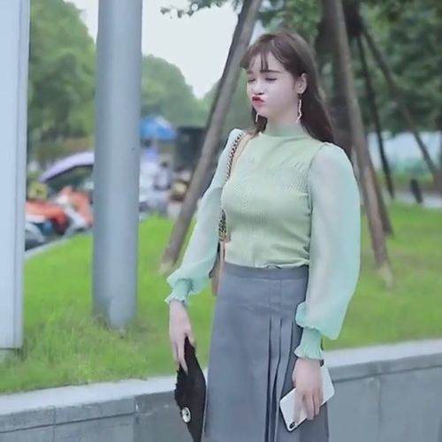 小哥哥太皮了,大街上拿走美女的鞋子,这下怎么回家
