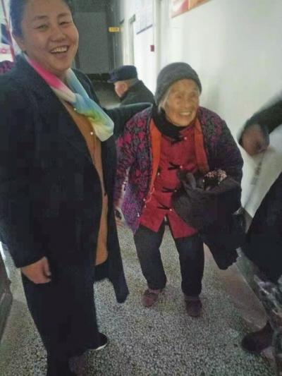虞城县一女商人常年悄悄献爱心敬老院的老人都叫她亲闺女