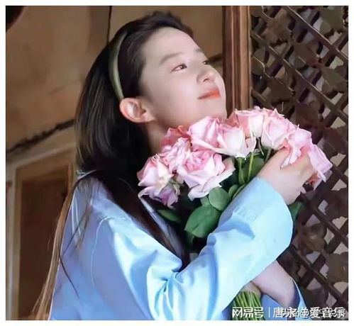 刘亦菲素颜爬山踏青,紧身衣完美展现曲线身材,与路人合影没架子