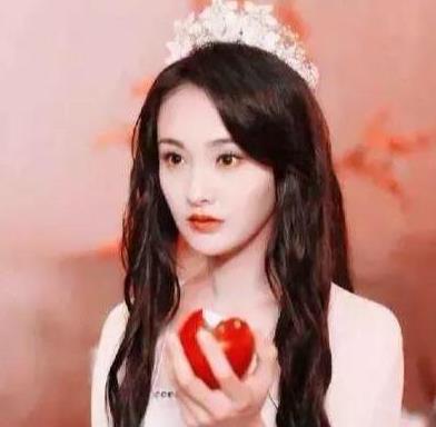同样戴水晶王冠,杨紫霸气,郑爽仙气,张钧甯太美