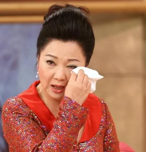 1997年,白冰冰被费玉清带到山上,下山后放声痛哭,感激他一生