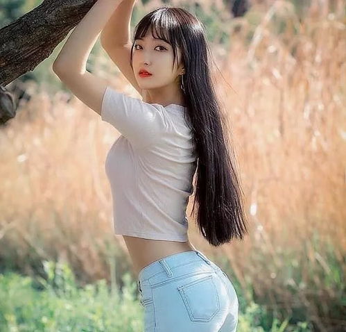 牛仔裤美女时尚优雅,充满青春活力,魅力十足