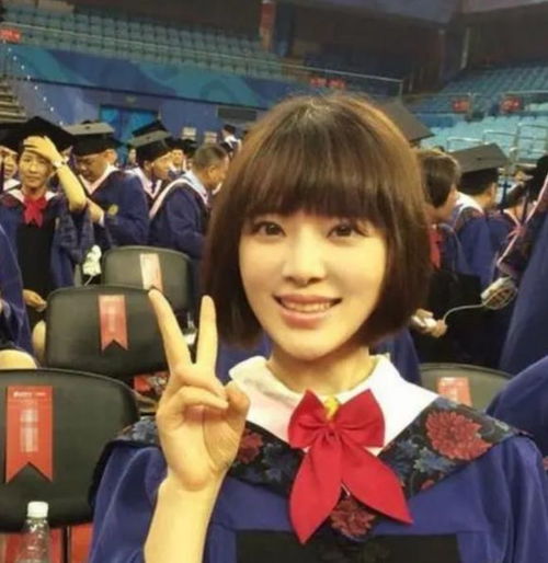 央视主持人胡蝶与导演陆川闪婚,婚后生一儿一女,幸福美满