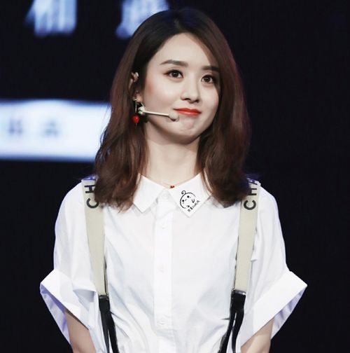 圆脸女生该如何从土气变时尚看赵丽颖就知道了