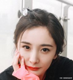 杨幂港风红裙大片,风情万种好致命