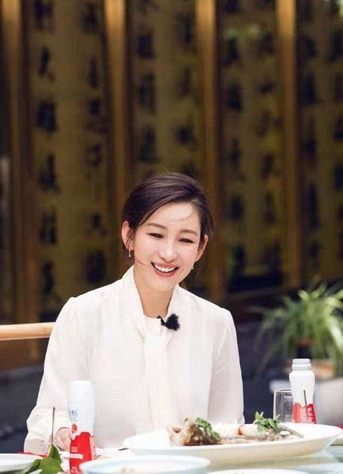 42岁秦海璐真有女人味,穿粉色纱裙仙气十足,魅力无处安放