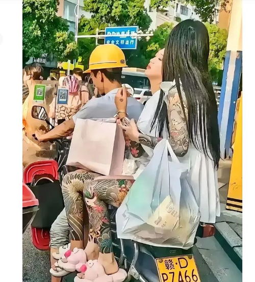 江西大街,两个搭乘摩托车的年轻女孩,一身花花绿绿纹身让人侧目