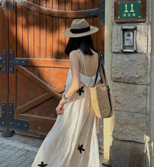 女生露肩露背头像连衣裙
