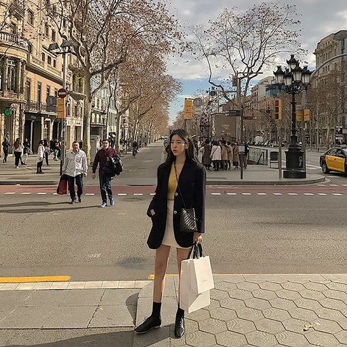 穿黑西装的女人,很高级