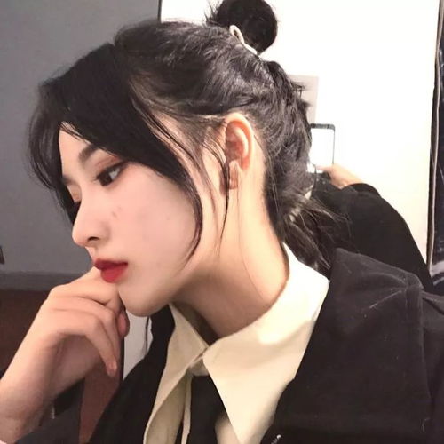 女生头像这世间情动不过是盛夏白瓷梅子汤破冰碰壁铛啷响