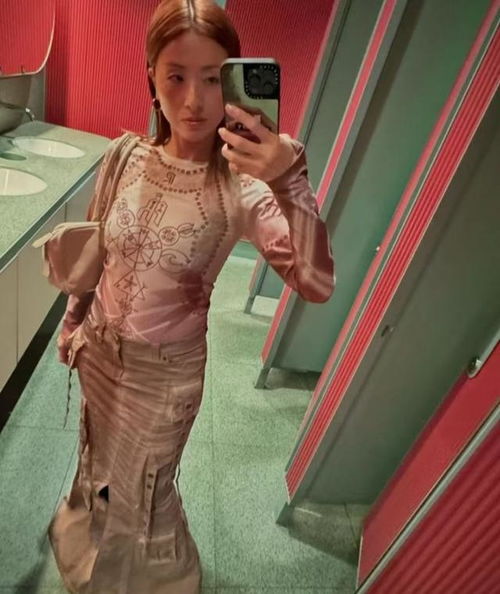 曝女儿恋情陈奕迅太太晒爱女背影合照,对方身份被揭是日籍模特