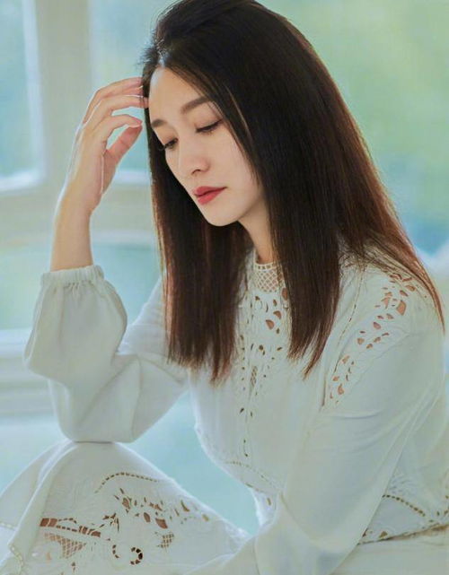 李小冉真是冻龄女神,一袭白色长裙点缀镂空设计,精致又减龄
