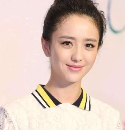 佟丽娅跨界主持春晚原来生活中,独立自强的女人才最美丽