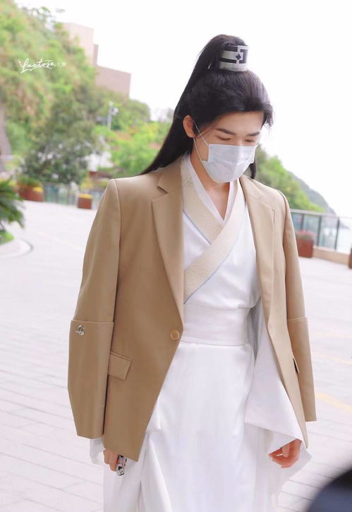宋亚轩最新古风造型,长发带随风飘扬仙气飘飘一袭白袍气质优雅