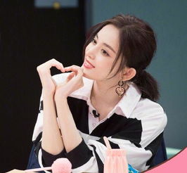古力娜扎与姐姐同框,姐妹二人颜值超高,长相也是很相似