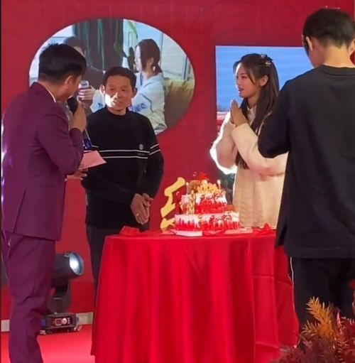 杨超越回家为爸爸过寿,双手合十为爸爸祈愿,面对亲友低调有礼貌