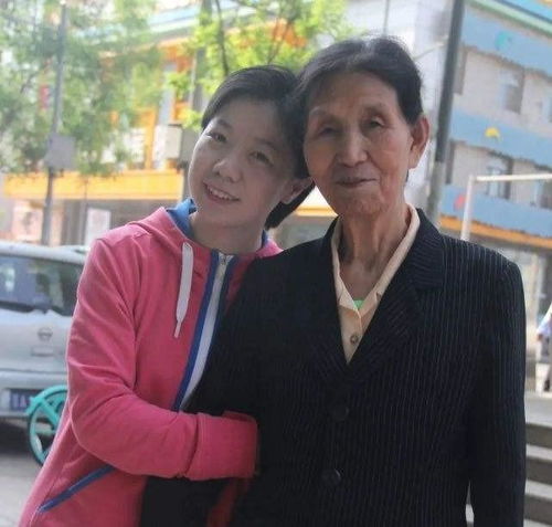 回顾拾荒老人靠捡垃圾,养独臂女弃婴多年,后来怎么样了