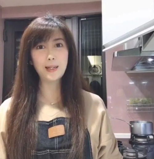 孟庭苇彩排的现场照,年过五旬还穿纱裙装清纯玉女,脸松垮下坠