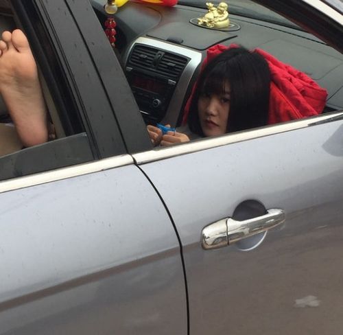 美女车下很多蓝色包装是干什么的