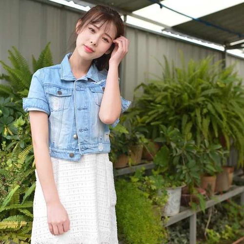清纯少女甜美可爱,牛仔衣配白纱裙,干净清爽极了