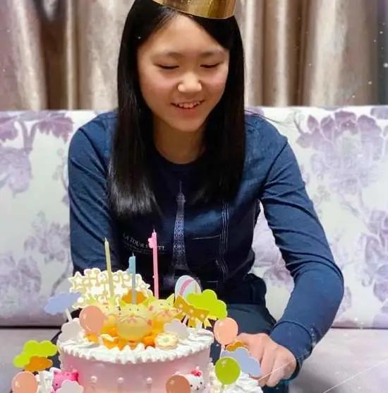 张艺谋小31岁娇妻带娃游玩,19岁甘为他生3个孩子,赢了巩俐肖华的她有何魅力