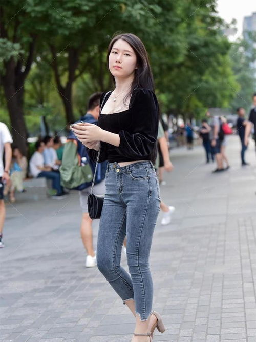 灰色八分打底裤搭配黑色包包,多元化的穿法,换上不同的风格出街