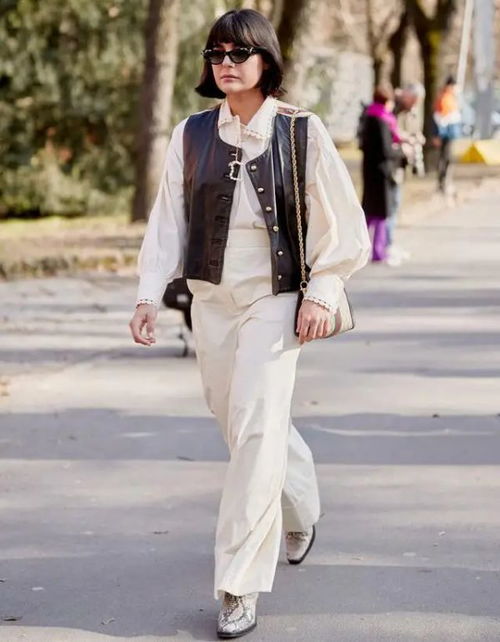 邓萃雯穿出40女人的高级感,黑绿色马甲配黑色打底,照穿洋气
