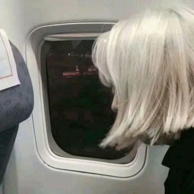 丧的头像女生伤感真人抽烟