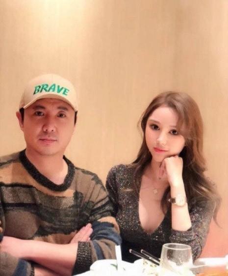 沈腾与网红美女吃火锅表情严肃动作尴尬帽子上还有绿色的字