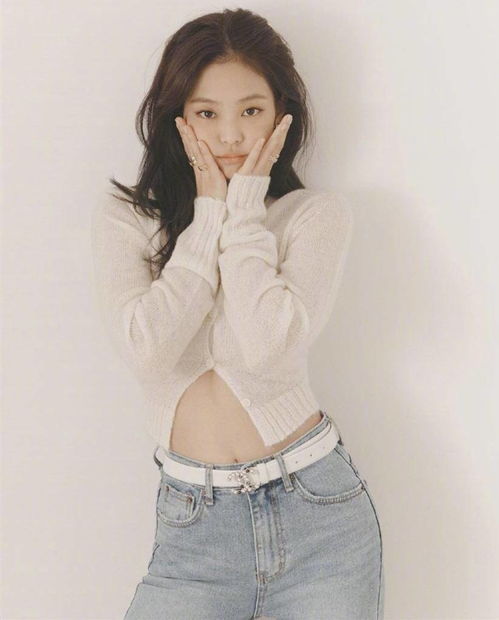 辣妈孙怡不得了,穿白开衫炫腹不输袁姗姗,少女感竟比jennie还足