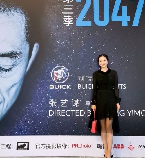 张艺谋小32岁老婆气质惊艳,穿白色裙一家亮相,女儿颜值不及妈