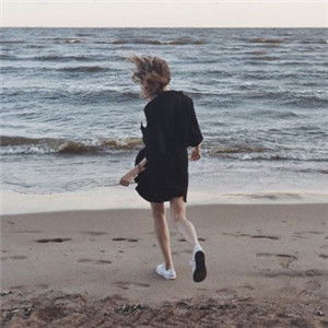 海边背影头像站在海边拍照的男生女生图片