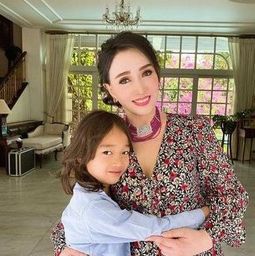 真有冻龄女神72岁女星宛如18岁少女,与孙子同框不像祖孙像姐弟